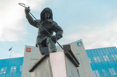 Памятник металлургам "Наш хранитель" открыли в Верхней Пышме