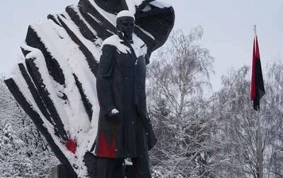 В Тернополе памятник Бандере облили краской