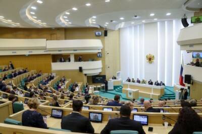 В СФ одобрили закон об увеличении оплаты труда помощников депутатов на 20%