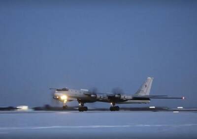 Двойка стратегических ракетоносцев Ту-95МС провели воздушное патрулирование над Охотским и Японским морями