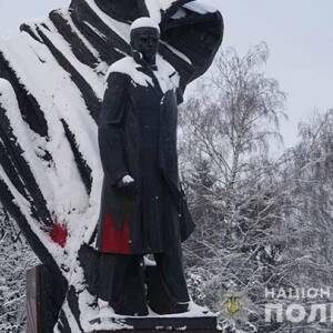 В Тернополе облили краской памятник Бандере. Фото. Видео