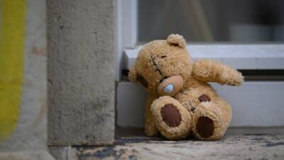 У семи нянек: нелегальный детсад обнаружили в Москве после падения ребенка из окна