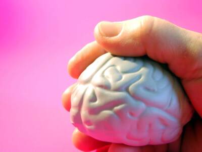 Психиатр объяснил, как COVID воздействует на мозг человека