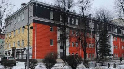 Здание с колоннами в центре Воронежа по ошибке покрасили в ядовито-оранжевый