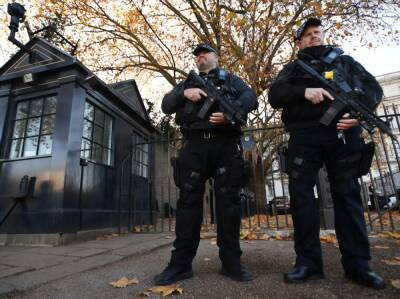 "Сдайтесь в ближайший полицейский участок, чтобы не испортить Рождество". Лондонская полиция ищет преступников с помощью рождественского календаря
