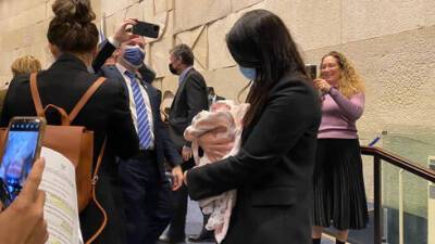 С младенцем - в кнессет: депутат от Ямины обвинила оппозицию в бесчеловечности
