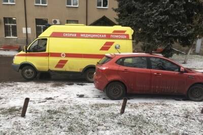 В Воронеже на территории детской клинической больницы скорая въехала в припаркованный автомобиль