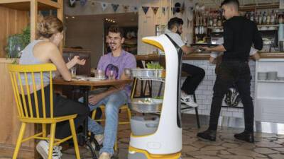 Видео: впервые в Израиле роботы обслуживают посетителей в ресторане
