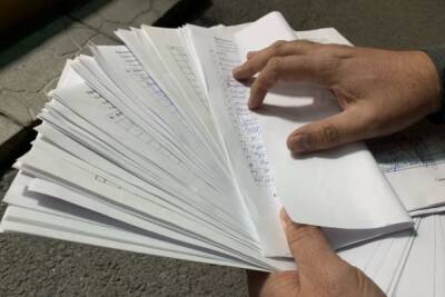 Активисты отнесли президенту свыше 380 тысяч подписей против QR-кода