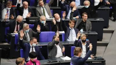 Никто не хочет сидеть возле АдГ: депутаты новой коалиции требуют изменить рассадку партий в зале Бундестага