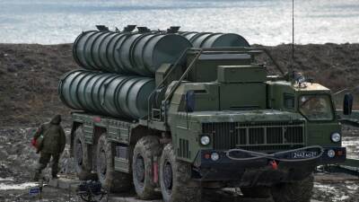 Расчёты ЗРК С-400 провели учения в Крыму по противовоздушной обороне