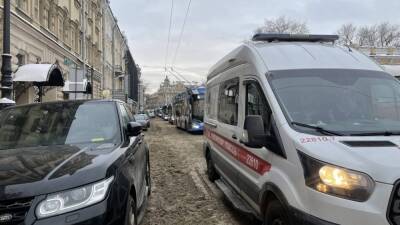Двое полицейских пострадали из-за обрушения фасада дома в центре Петербурга