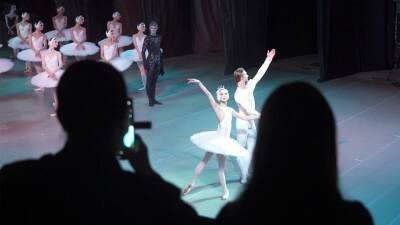 В рамках акции «Елка желаний» сбылась мечта Татьяны Троценко побывать на балете «Лебединое озеро»