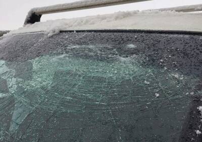 В Рязани неизвестные бросили из окна бутылку и разбили стекло припаркованной машины