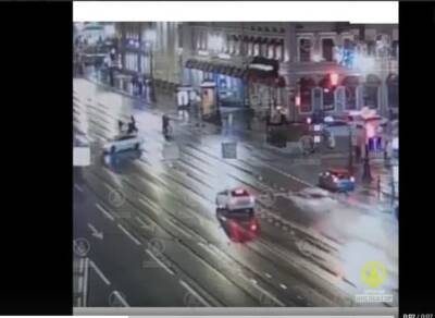 Стало известно, кто сидел за рулем машины, сбившей двоих на Невском проспекте