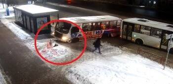 Водитель маршрутки в Ярославле выехал на тротуар и сбил 16-летнюю девушку