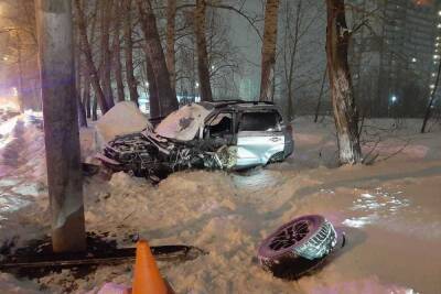 Водитель Subaru погиб в ночной аварии в Новосибирске