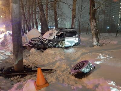 В Новосибирске погиб водитель «Субару», врезавшийся на скорости в дерево
