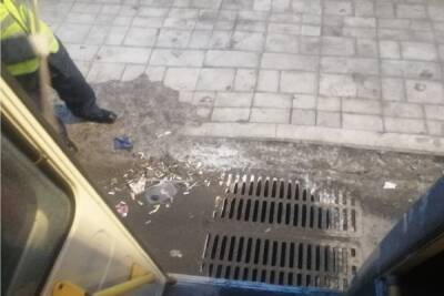 Оренбургские дворники сметают мусор в новые ливневки