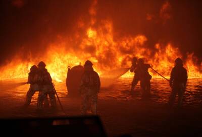 Пожарные спасли трех человек из горящей квартиры в Гатчине