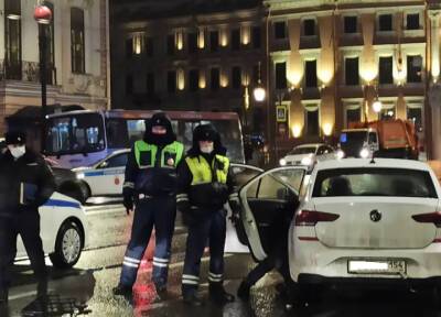 Пьяный таксист сбил пешеходов на зебре на Невском проспекте в Петербурге
