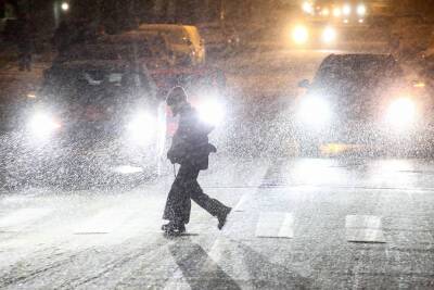 Снегопад и ураганный ветер: в российских регионах бушует непогода