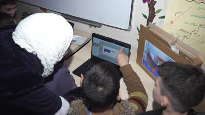 Российские военные подарили сирийским сиротам ноутбуки и школьные рюкзаки