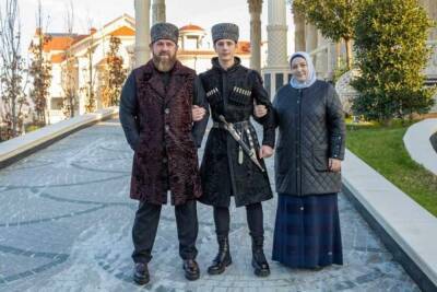 Кадыров показал обряд вступления сына в совершеннолетие