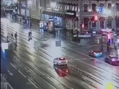 Водителя, сбившего пешеходов на Невском проспекте, задержали