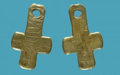 Археологи обнаружили золотой крест с таинственными рунами (Фото)