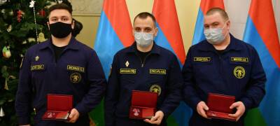 Трое пожарных награждены медалями за спасение пятерых человек в Карелии