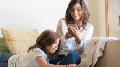 Исследование в Израиле: у любительниц смартфонов дети могут отстать в развитии