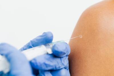 Макрон заявил о возможном введении обязательной вакцинации от коронавируса