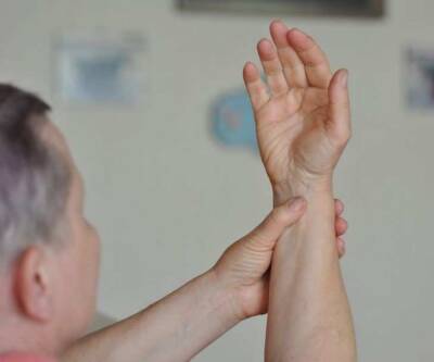 Неврологи рассказали, на какие опасные заболевания может указывать тремор рук