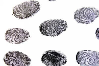 Судимый липчанин похитил мобильник из салона, но его нашли по отпечаткам пальцев