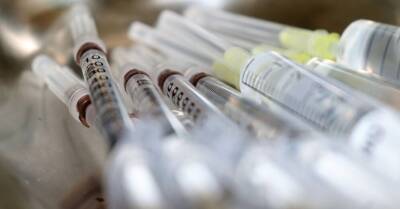Процесс вакцинации против Covid-19 начали уже 80% совершеннолетних жителей Латвии