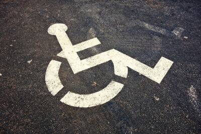 Инвалиды смогут парковать свои автомобили бесплатно на любых парковках