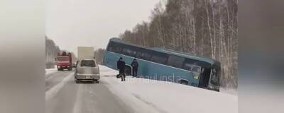 В Алтайском крае пассажирский автобус вылетел с трассы в кювет
