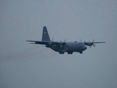 США подарили Румынии транспортный самолет C-130 Hercules