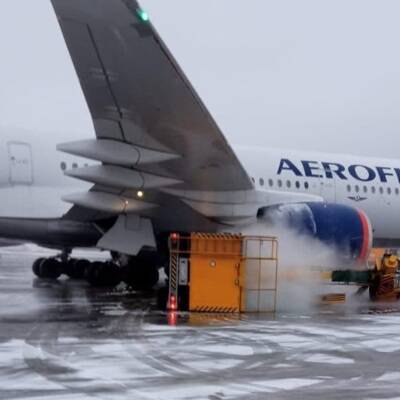 Пассажирский самолёт столкнулся с автомобилем в аэропорту Шереметьево