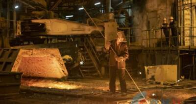 На Алчевском меткомбинате ежедневно плавится четыре тысячи тонн стали. На предприятии работает более 9 тысяч человек