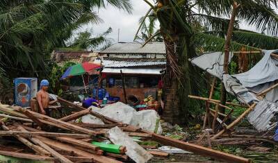 На остров в Филиппинах обрушился мощный тайфун "Рай"