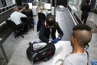 Пограничники задержали пассажира Пулково за попытку пересечь границу по паспорту близнеца