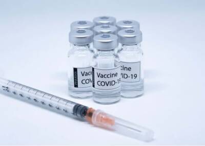 Ученый рассказал, сколько доз вакцины нужно, чтобы защититься от штамма Омикрон и мира