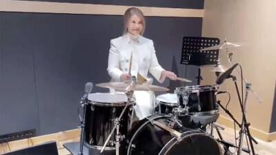 Юлия Тимошенко сыграла на барабанах после заседания рады
