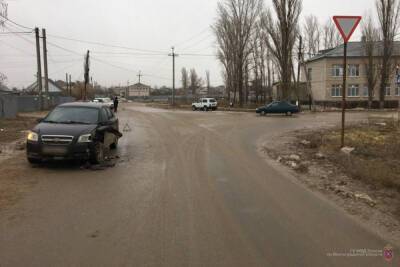 В Волгоградской области в массовом ДТП пострадал водитель ВАЗа
