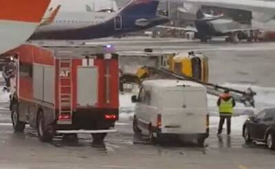 Видео: самолет опрокинул на бок спецмашину в Шереметьево – пострадал водитель