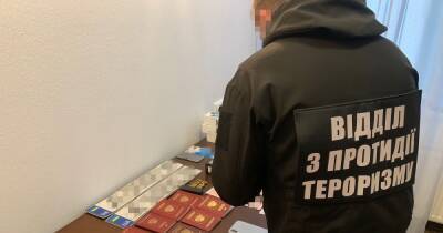 СБУ обезвредила ячейку "ИГИЛ" в Киеве: во время обысков нашли оружие и поддельные документы (ФОТО)