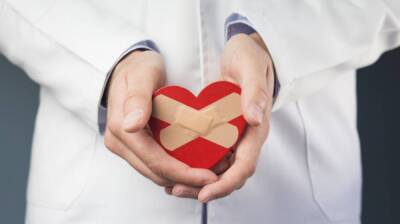 Врач Комаровский заявил, что сердечные капли не помогают от инфаркта и инсульта