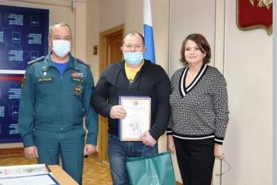 Брянцев наградили за спасение рыбака из Карелии в Мурманской области